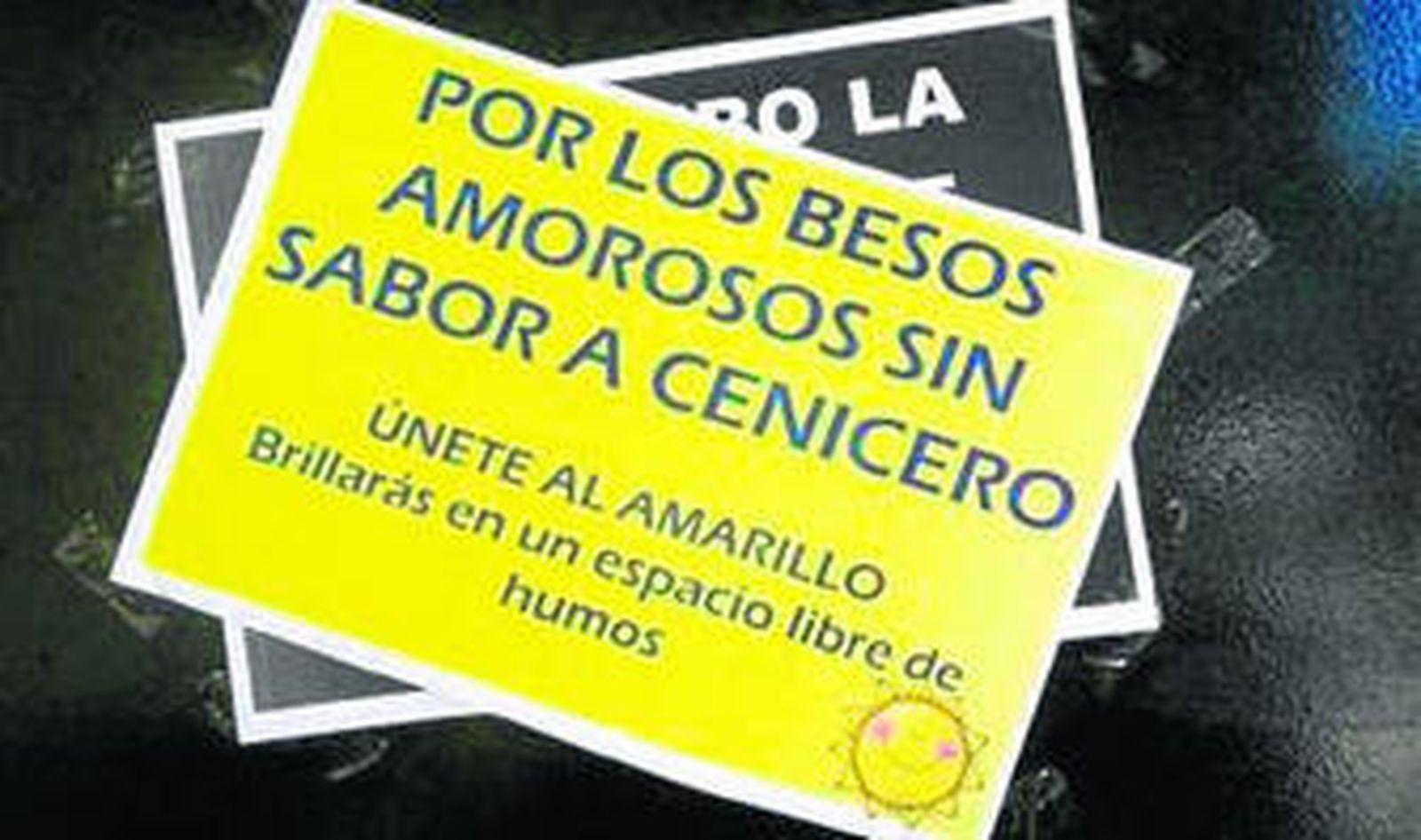 Uno de los carteles amarillos 'antitabaco' que se difundieron en Casariche.