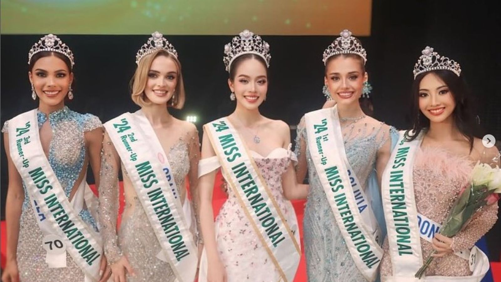 Alba Pérez (segunda por la izquierda) junto al resto de finalistas del certamen