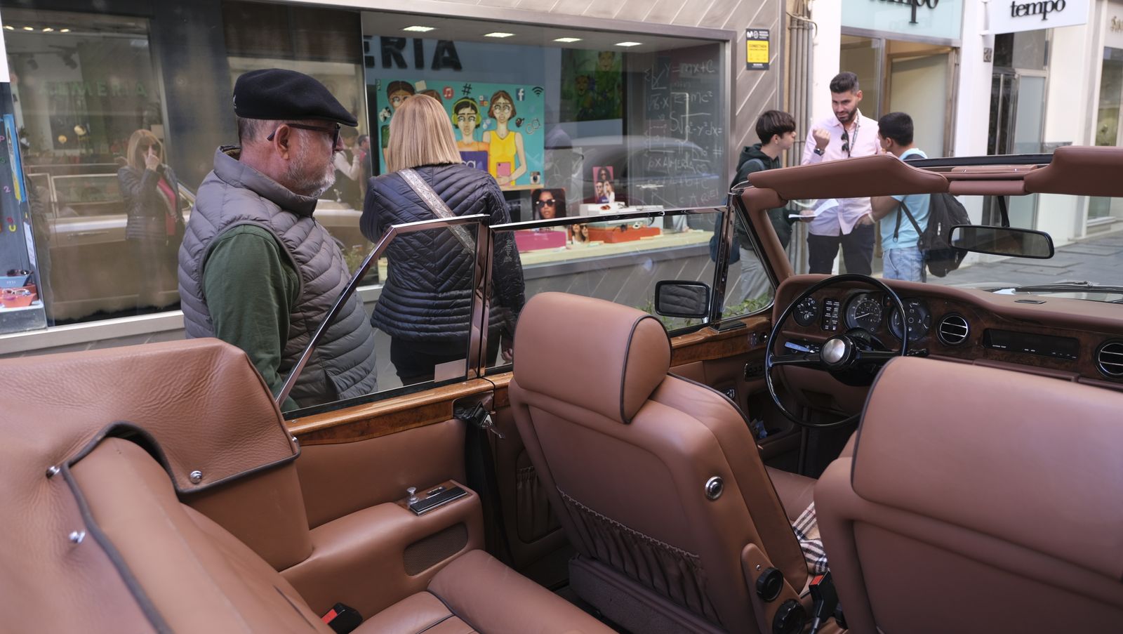 La 33 Ruta de Automóviles Antiguos toma las calles de Almería