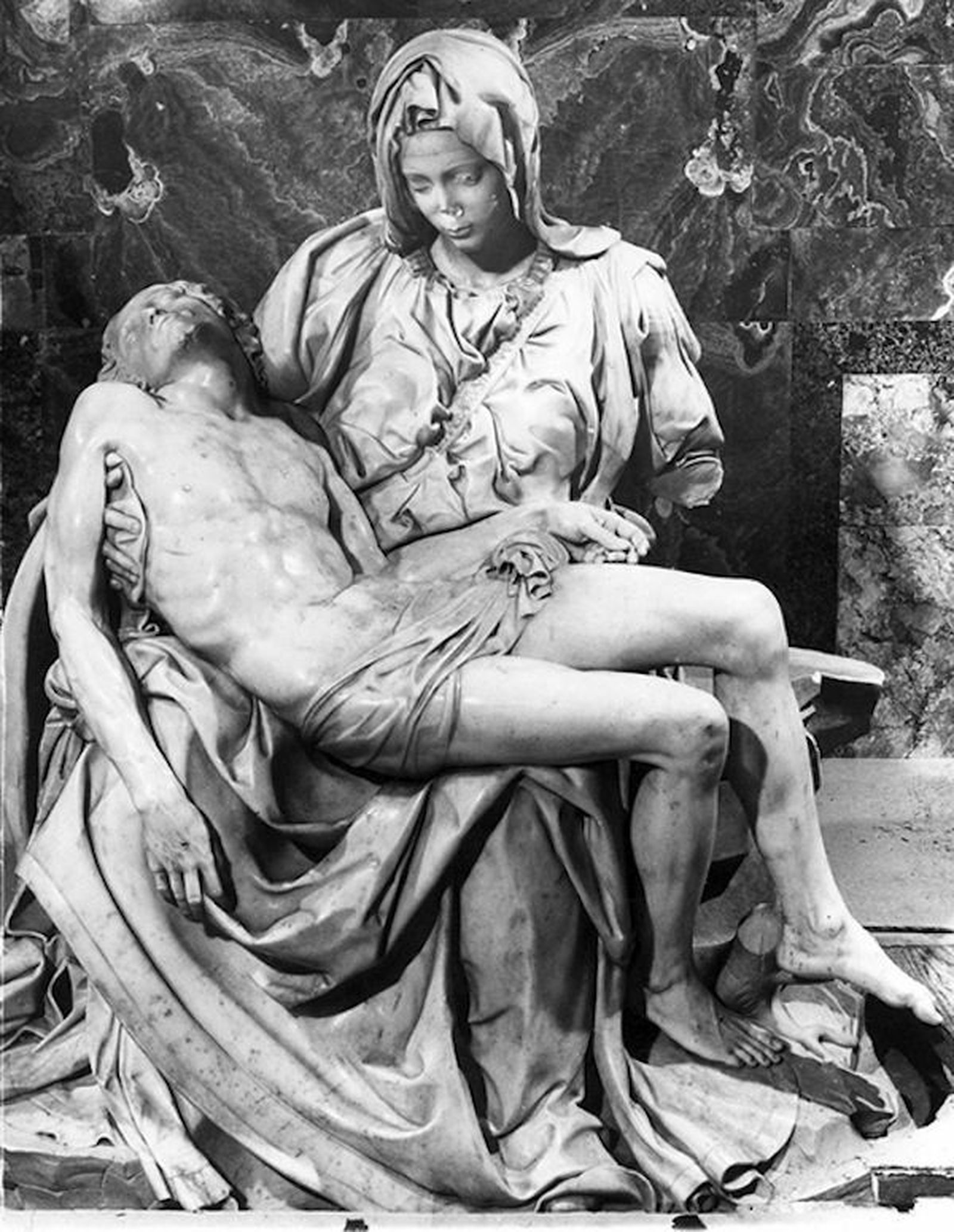 La Piedad con las señales de los martillazos