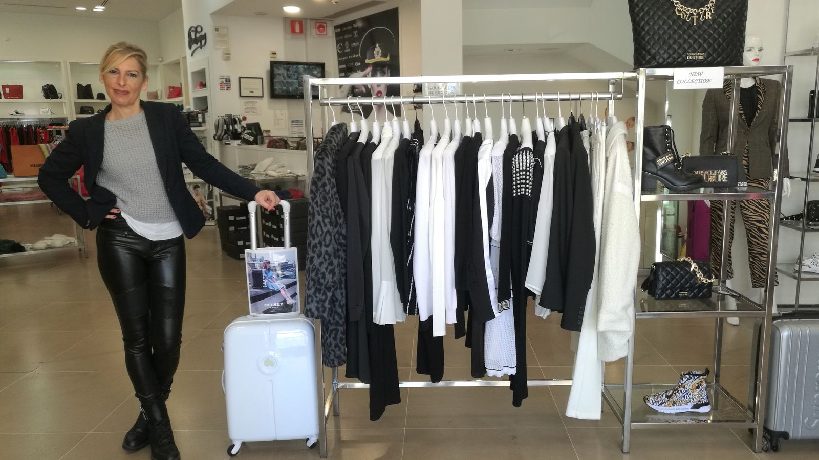 Una dependienta de una tienda de moda en Puerto Banús.