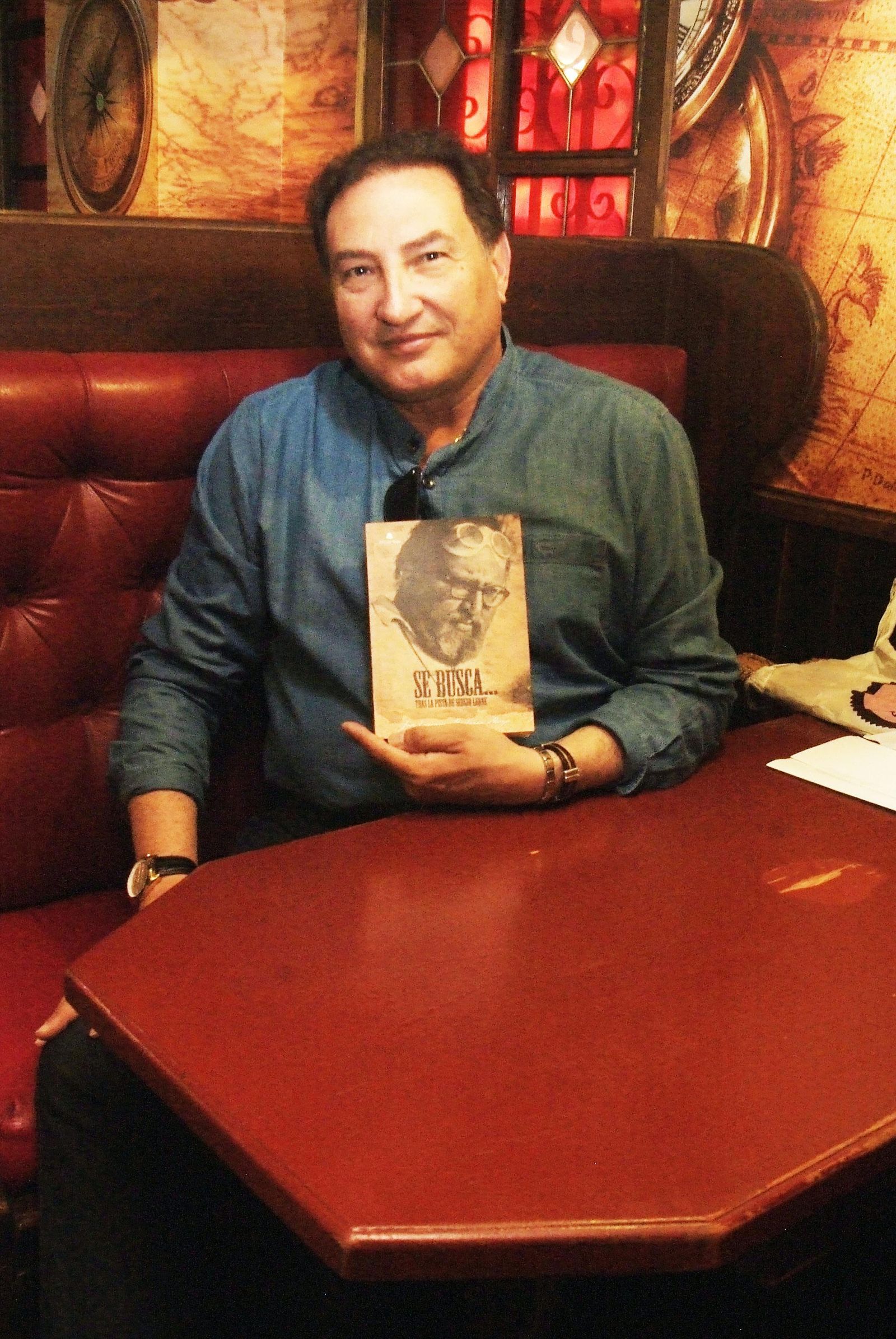 José Enrique Martínez Moya con el nuevo libro que acaba de publicar.