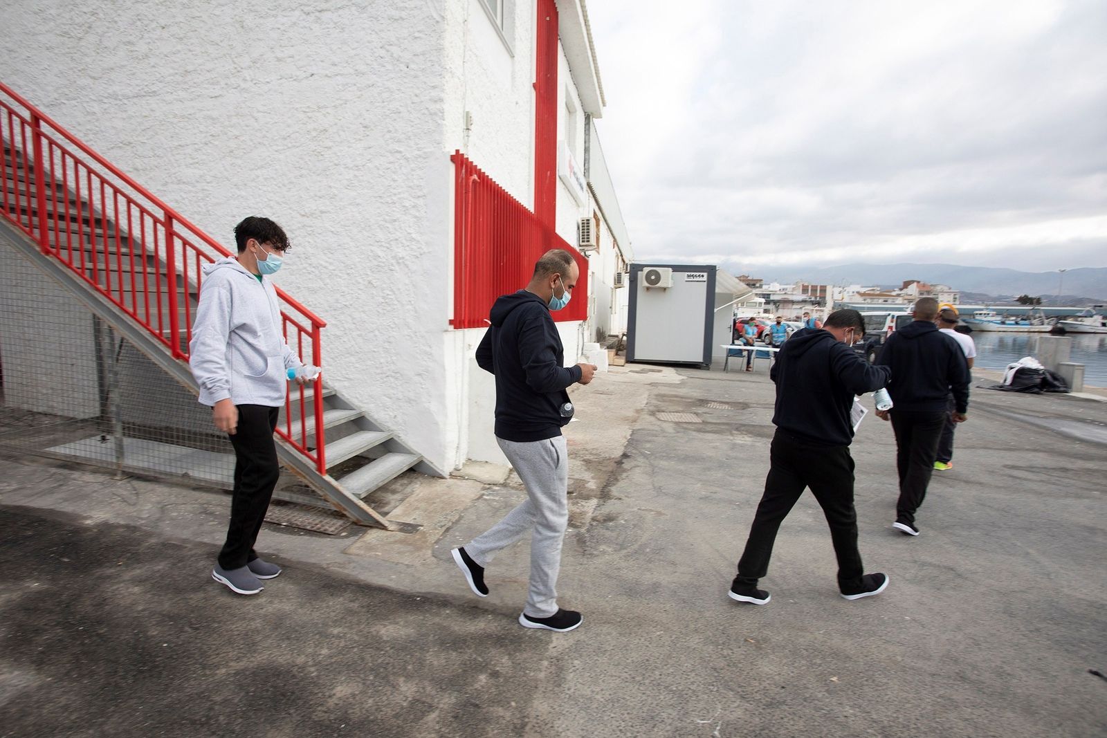 Los inmigrantes, en el puerto de Motril.