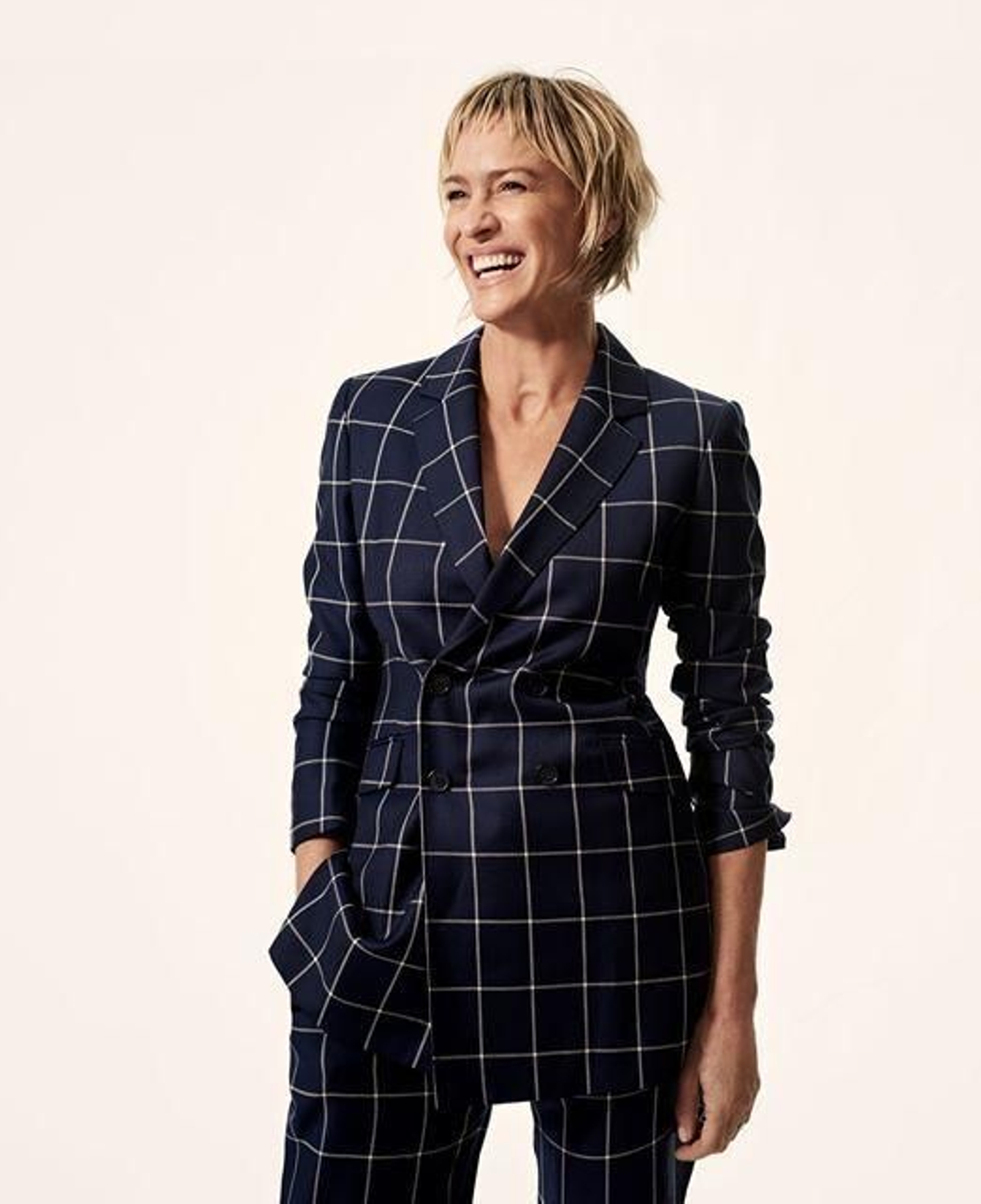 La actriz Robin Wright, con un traje de chaqueta a cuadros de Gabriela Hearst.