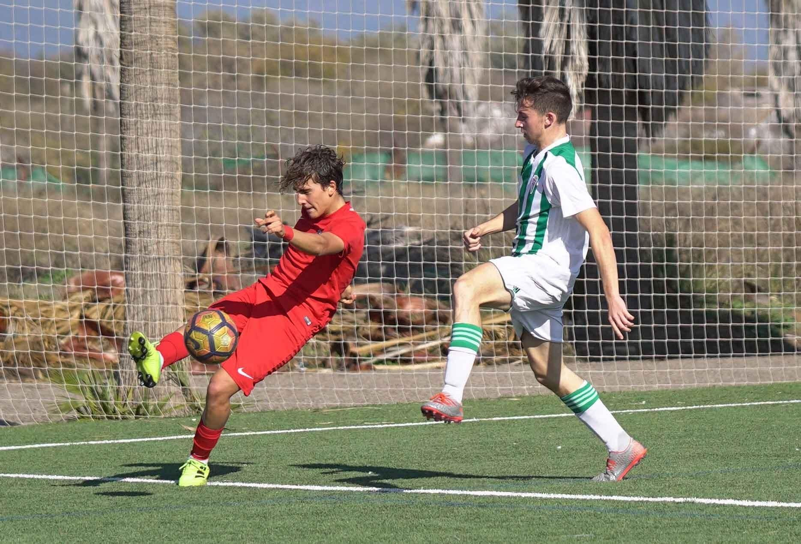 Un jugador blanquiverde presiona la salida de balón del rival.