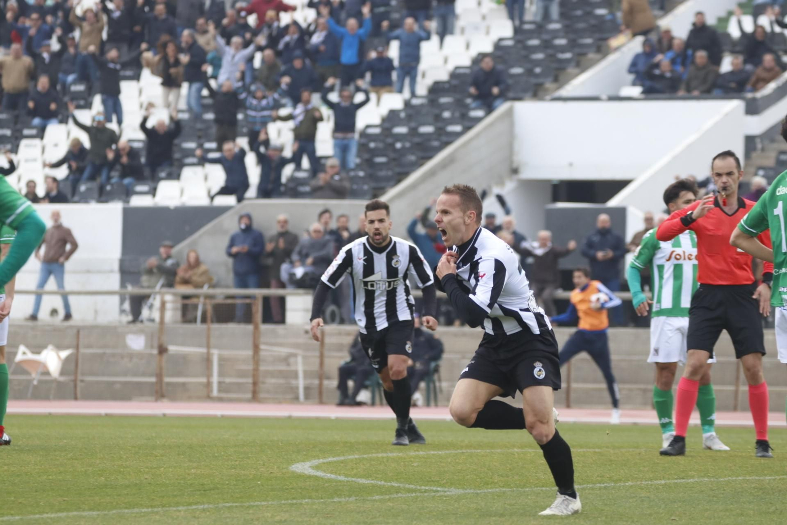 El albinegro Juampe corre a festejar el decisivo tanto entre un estallido de júbilo. El albinegro Juampe corre a festejar el decisivo tanto entre un estallido de júbilo.