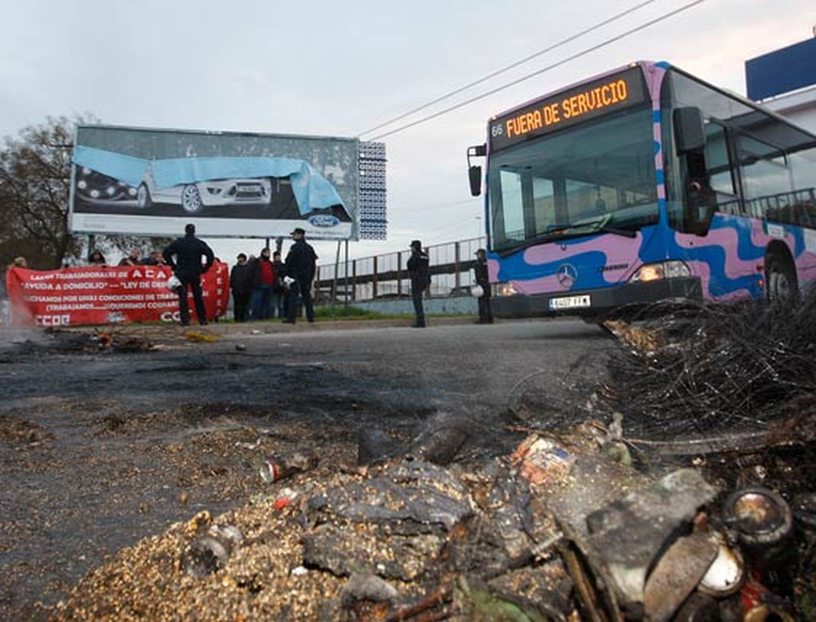 Trabajadoras de Acasa, apoyadas por algunas compañeras de Limasa impiden durante cuatro horas la salida de los autobuses urbanos como protesta al impago de las nóminas

Foto: Juan Carlos Toro