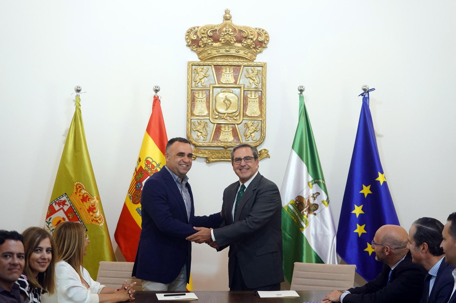 Firma entre el presidente provincial, Francis Rodríguez, y el decano del Colegio de Abogados de Granada, Leandro Cabrera