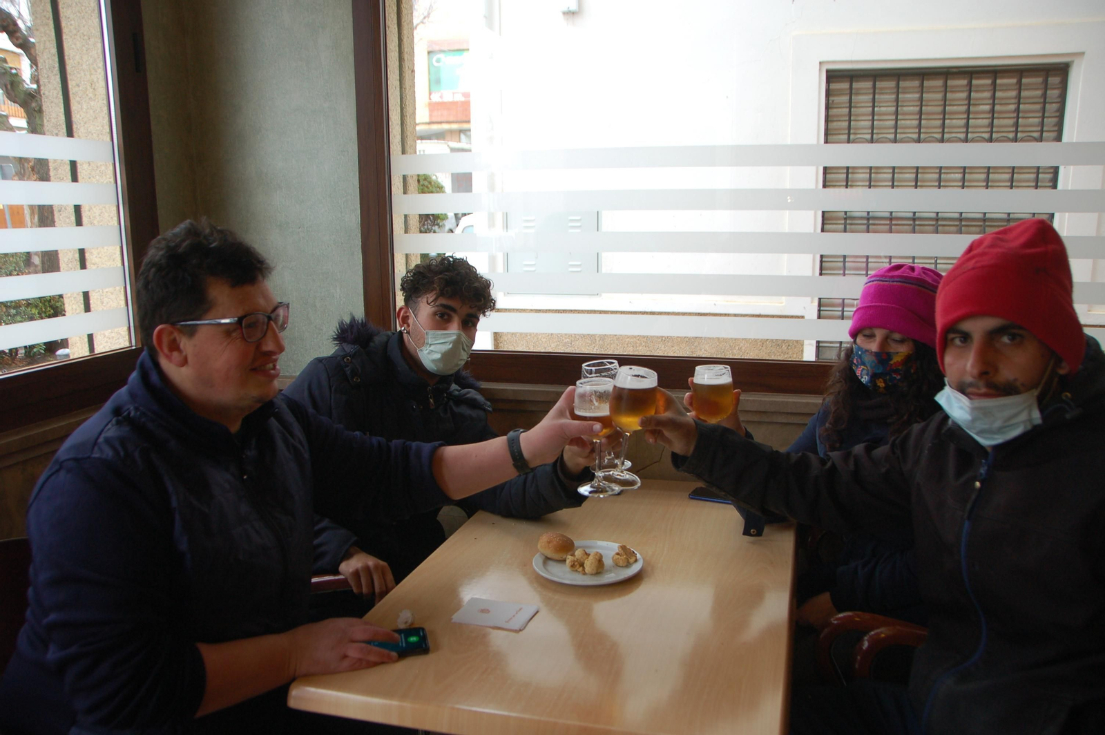El Pajarito celebra su buena suerte con algunos familiares en el bar El Paseo de Huéscar