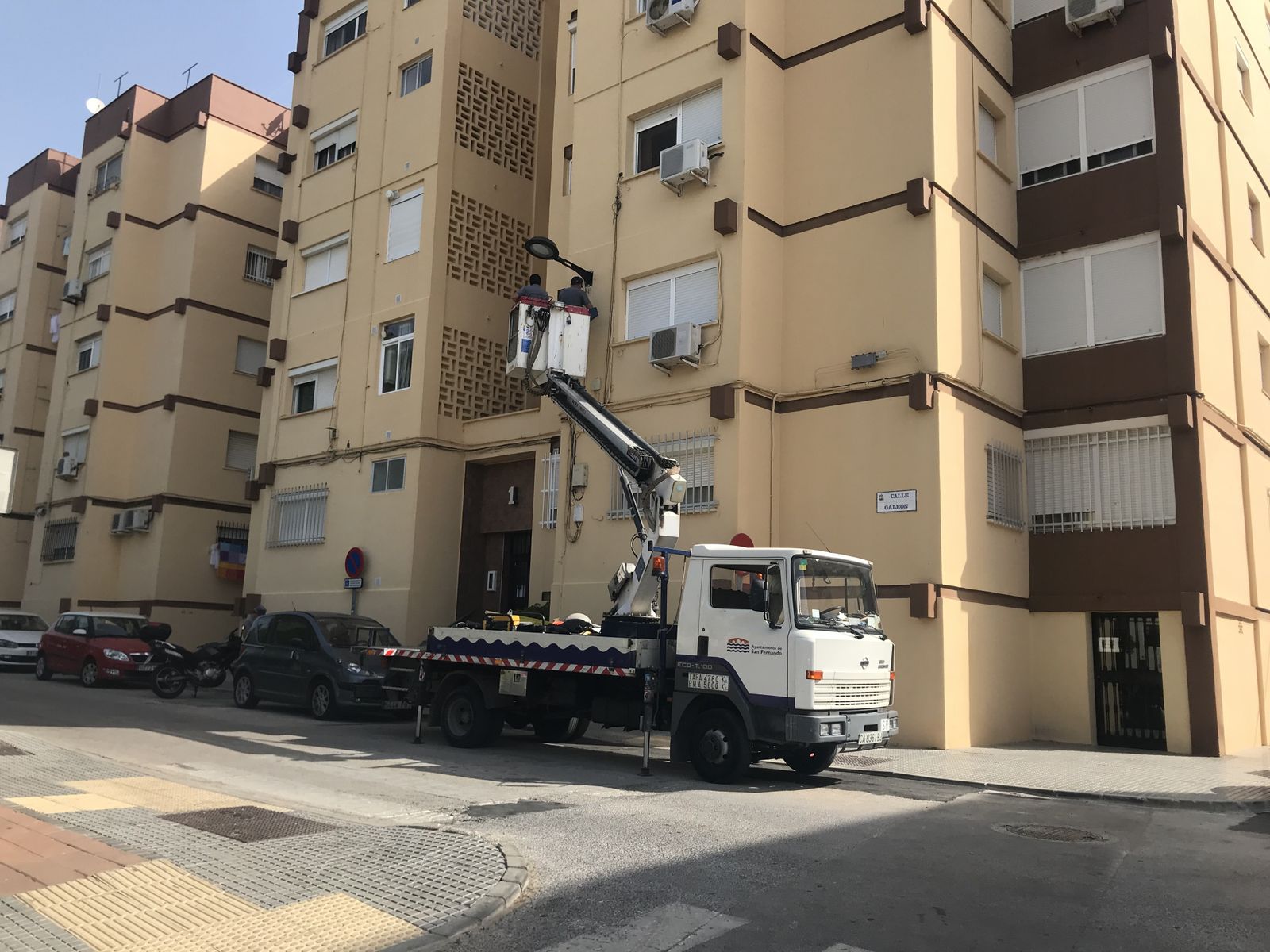 Trabajos para la renovación del alumbrado público en la barriada Los Olivos.
