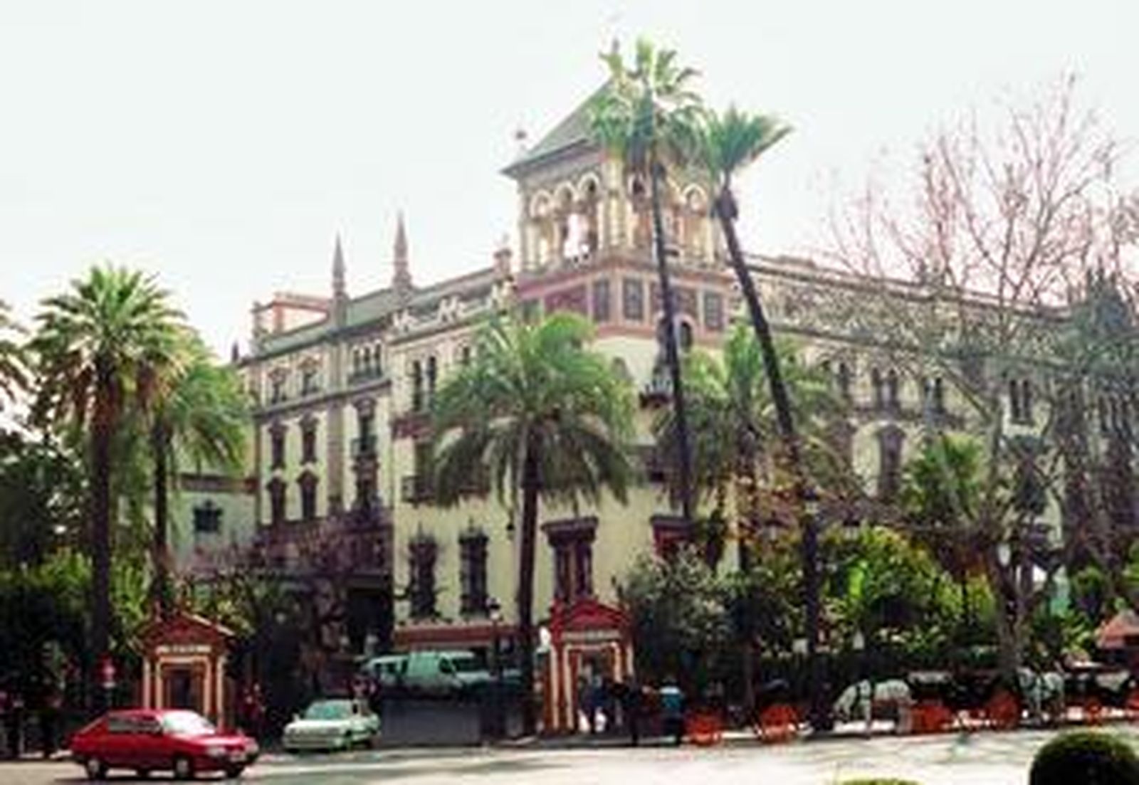 El Hotel Alfonso XIII es uno de los más afectados por la subida del IBI.