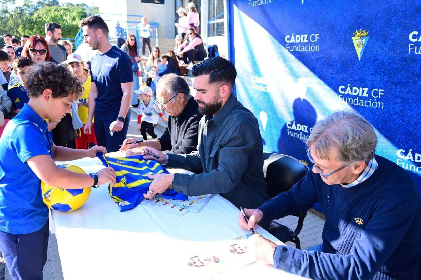 El portero del Cádiz, en la firma de autógrafos junto a Baena y Pepe Mejías.