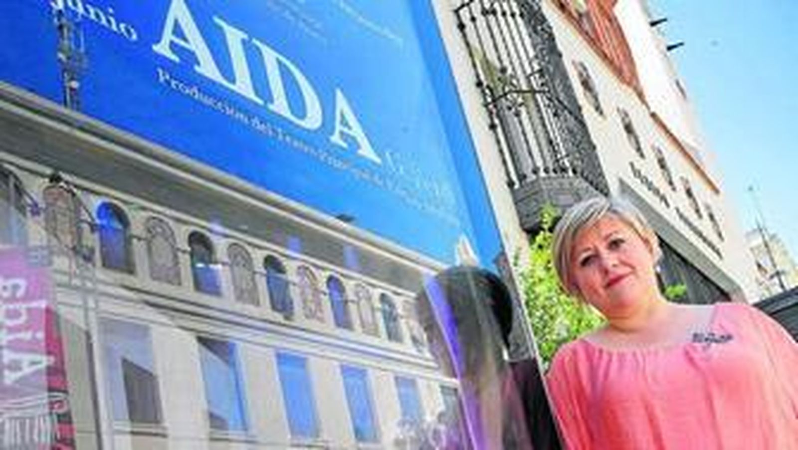 Maribel Ortega días atrás, junto a un cartel de 'Aida' en el Teatro Villamarta.