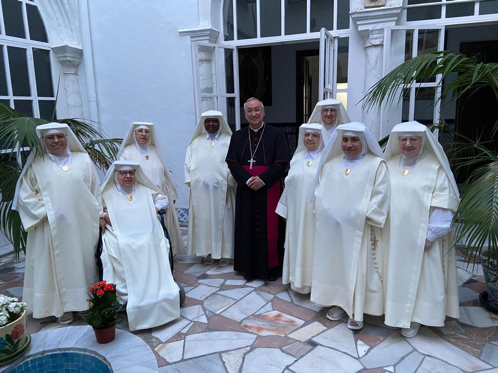 El obispo de Jerez, José Rico Pavés, con las hermanas del Santísimo Sacramento en una imagen tomada con motivo del 50 aniversario de esta congregación en Jerez. El obispo de Jerez, José Rico Pavés, con las hermanas del Santísimo Sacramento en una imagen tomada con motivo del 50 aniversario de esta congregación en Jerez.