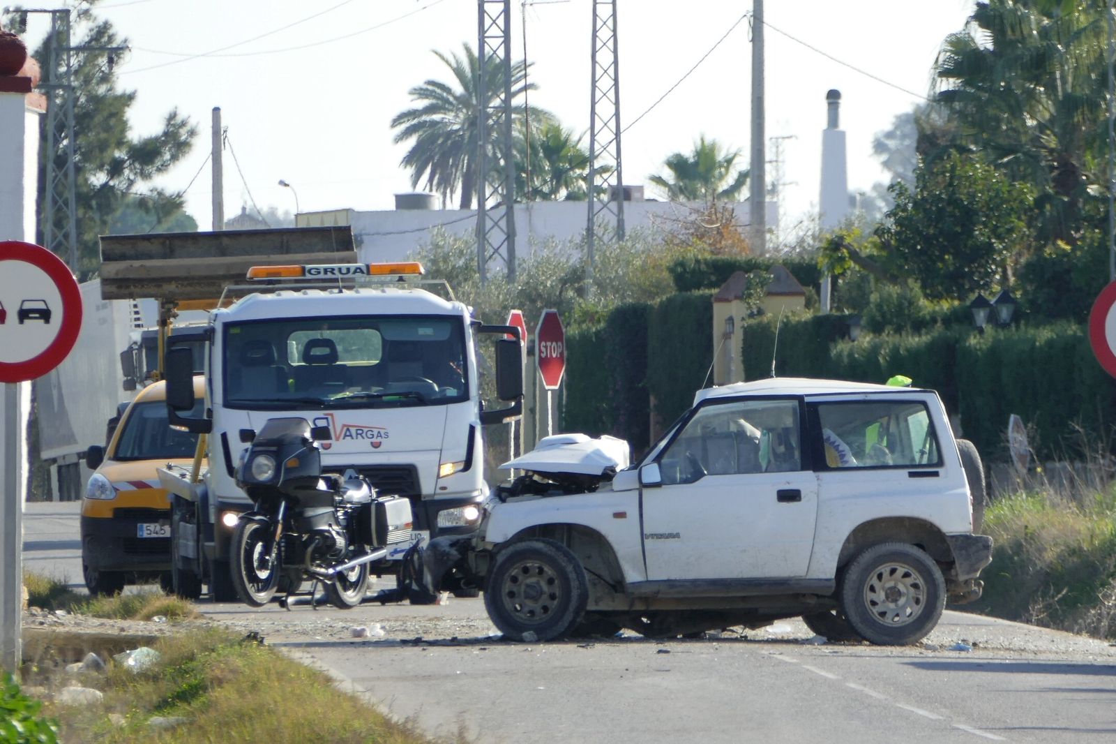 Lugar del accidente, donde se observa el vehículo siniestrado.