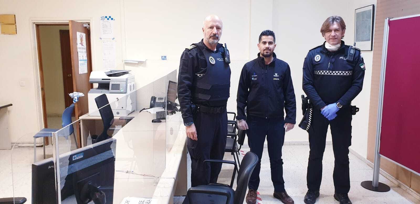 Agentes de Policía Local con José Durán, junto a las nuevas mamparas.