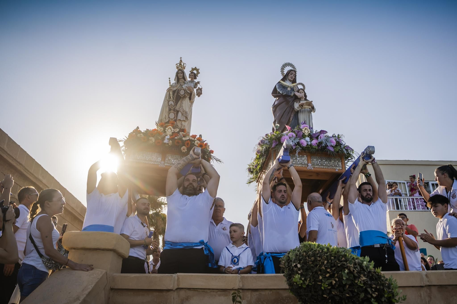 La procesión de la Virgen del Carmen y Santa Ana pone el broche final a las fiestas del Puerto de Roquetas