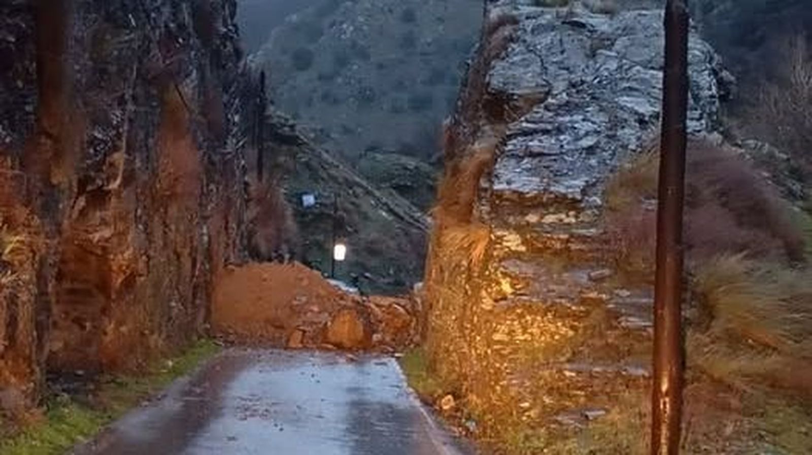 Desprendimiento de la trinchera del antiguo tranvía en la carretera de Maitena, en Güéjar Sierra