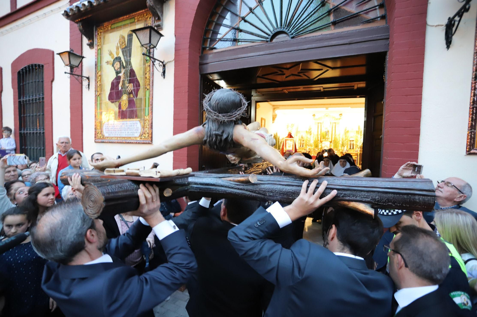 Procesión del Cristo de la Vera Cruz, escoltado por la Legión en las calles de Huelva