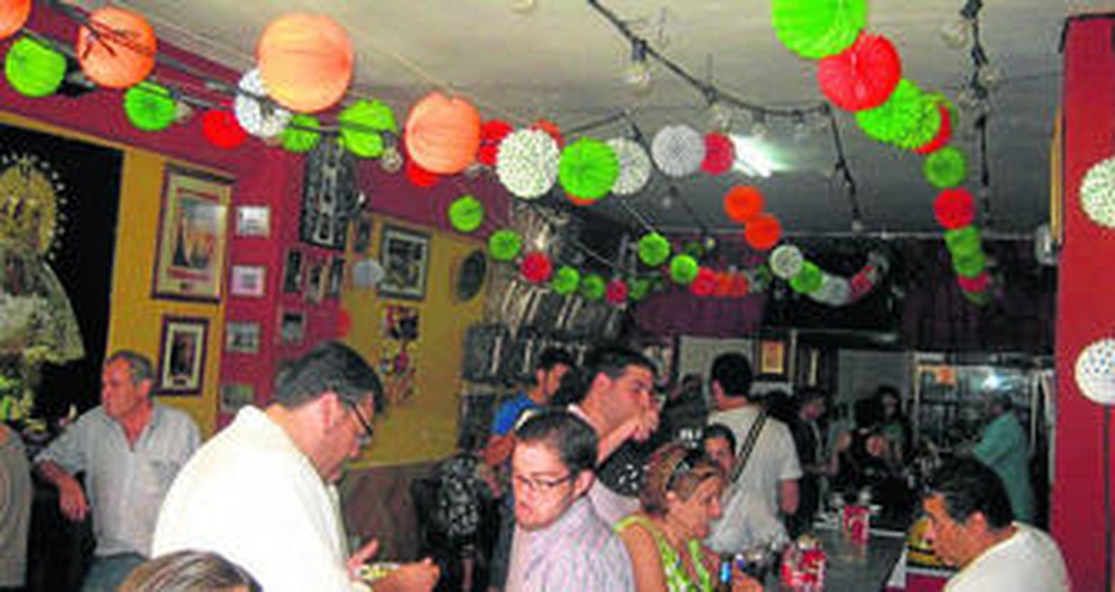 La Hermandad de la Macarena celebra su particular Feria del mediodía en su sede.