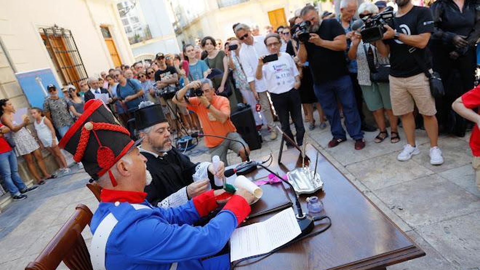 La primera de las escenas, con la lectura de la sentencia.