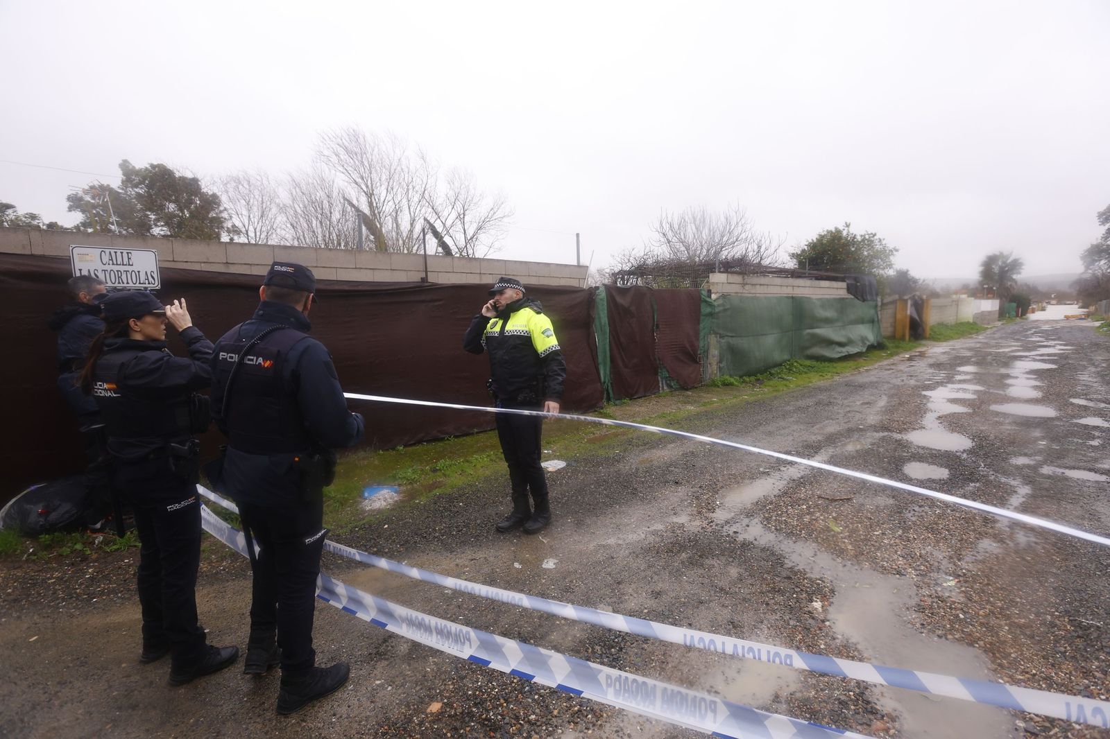 Los vecinos de Guadalvalle desalojan sus parcelas por la crecida del Guadalquivir, en imágenes