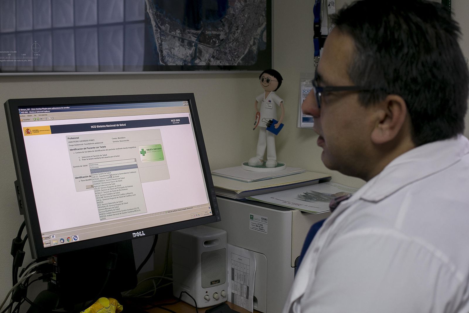 El director del Centro de Salud Mentidero, Juan Pedro Guerrero Ponce, muestra cómo funciona el sistema.