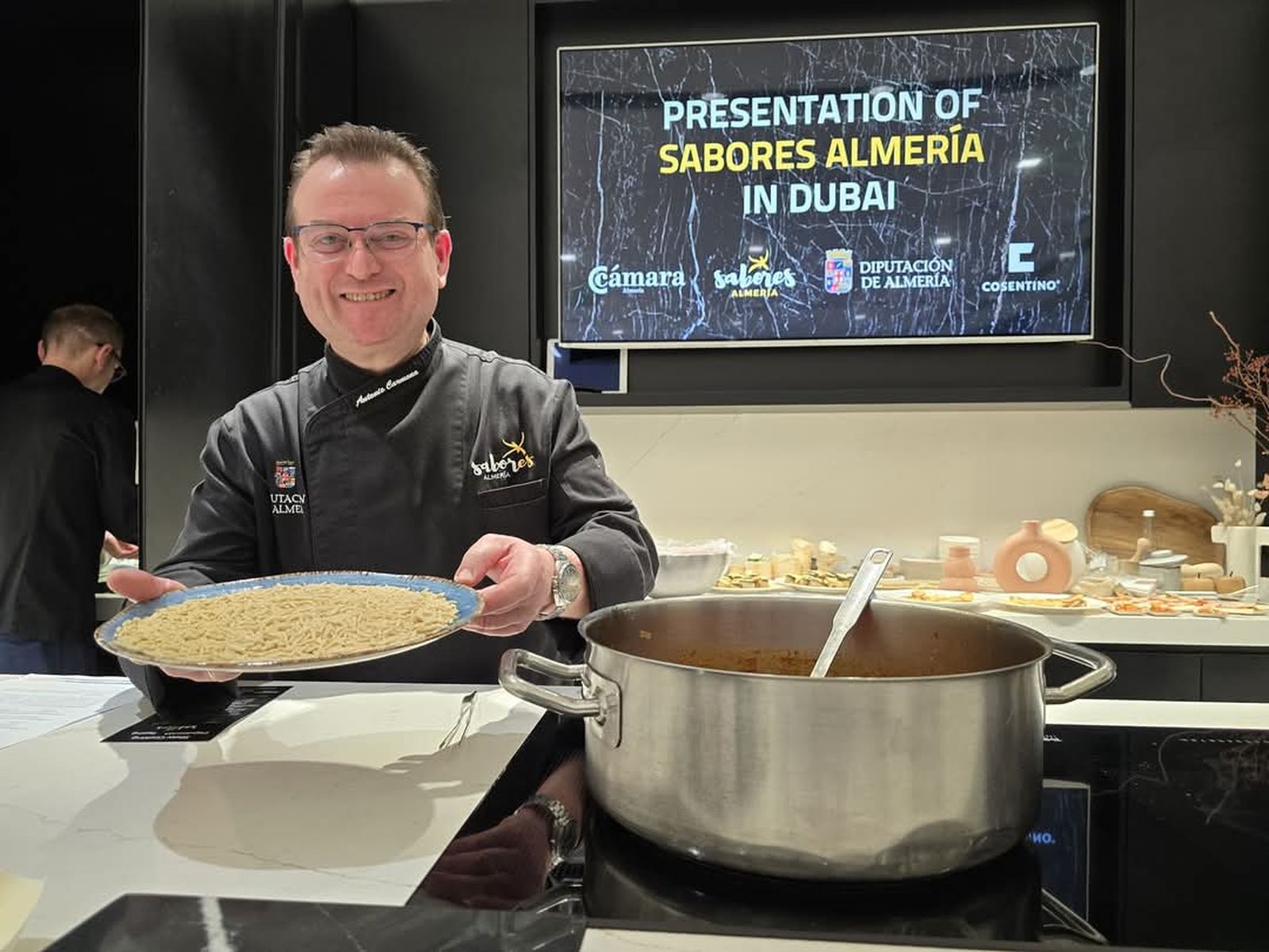 El chef Antonio Carmona en la elaboración de los gurullos.