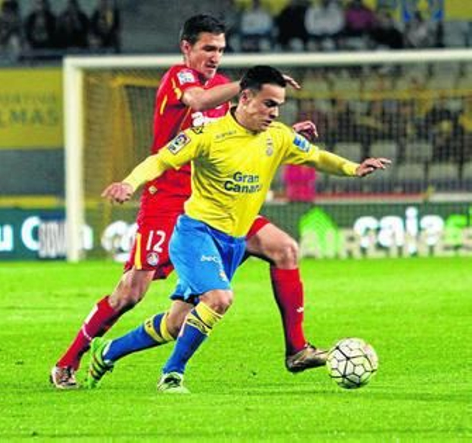 Roque Mesa, a punto de golpear con diestra, en un encuentro ante el Getafe.