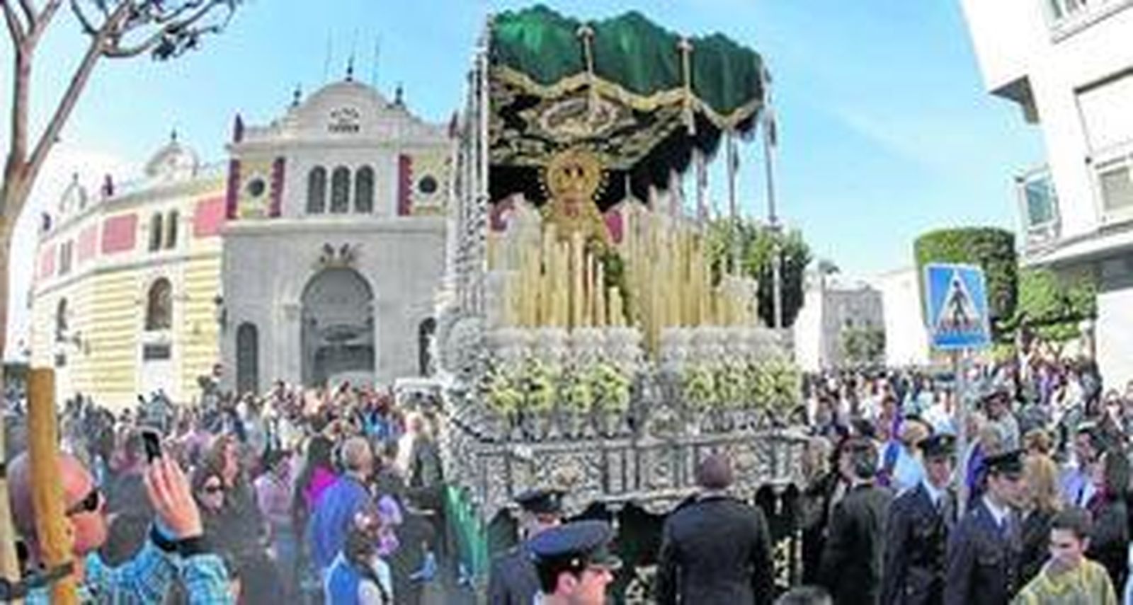 Cientos de fieles esperaban en la puerta de la iglesia parroquial de San Ildefonso la salida de La Macarena.