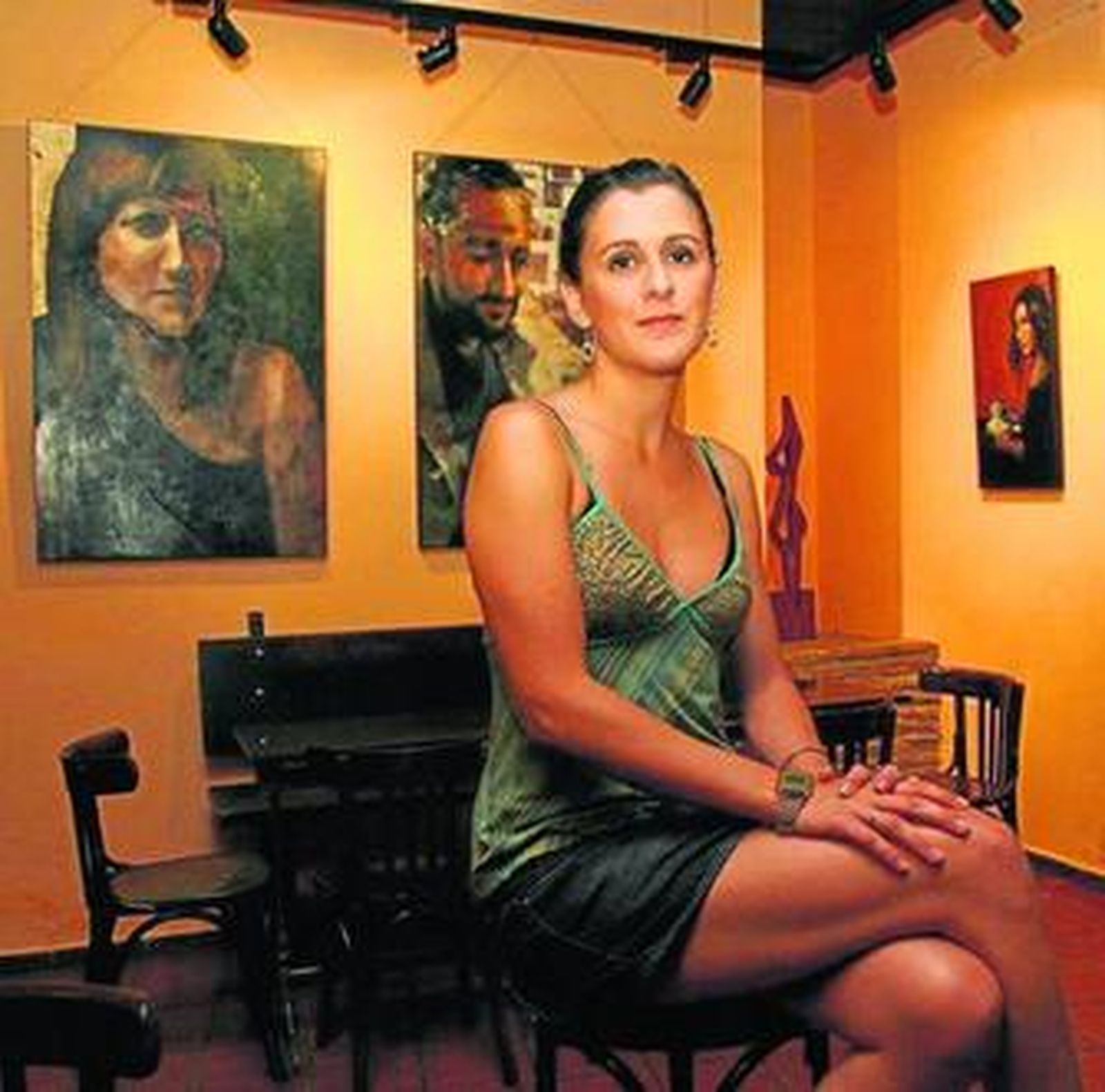 María Fernández Lizaso, con algunas de sus obras.