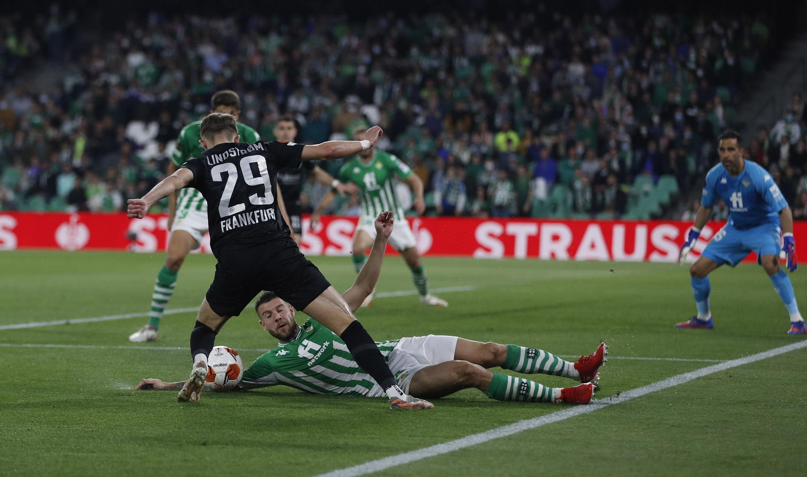Aitor Ruibal toca el balón con la mano y Marco Guida interpreta la acción como penalti.