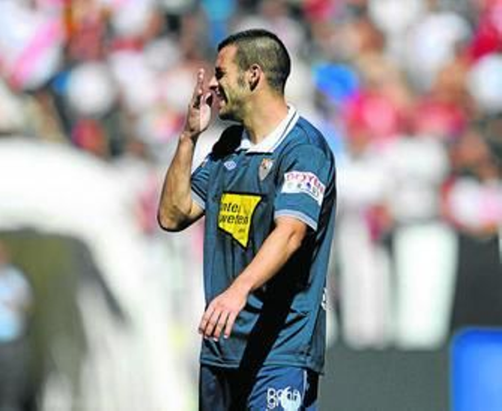 Negredo se lamenta después de una de las numerosas ocasiones fallidas por el Sevilla.