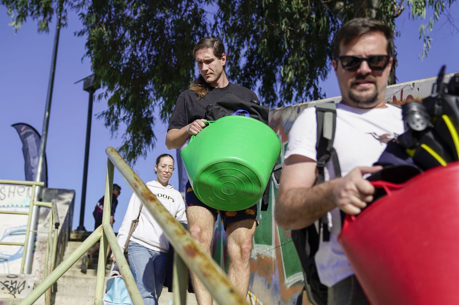 La limpieza solidaria del Guadalquivir en el Centro Náutico del Alamillo, todas las fotos