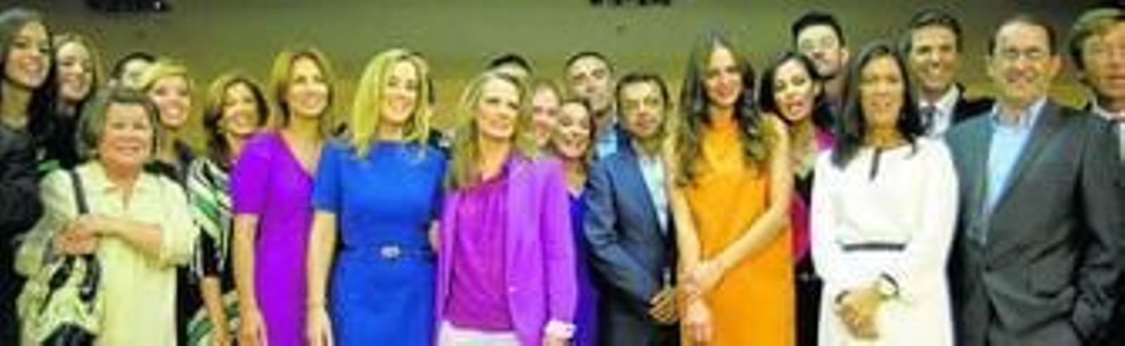 Parte de los presentadores y actores de la nueva temporada de Canal Sur, junto al director general, Pablo Carrasco, en el acto de presentación de ayer.