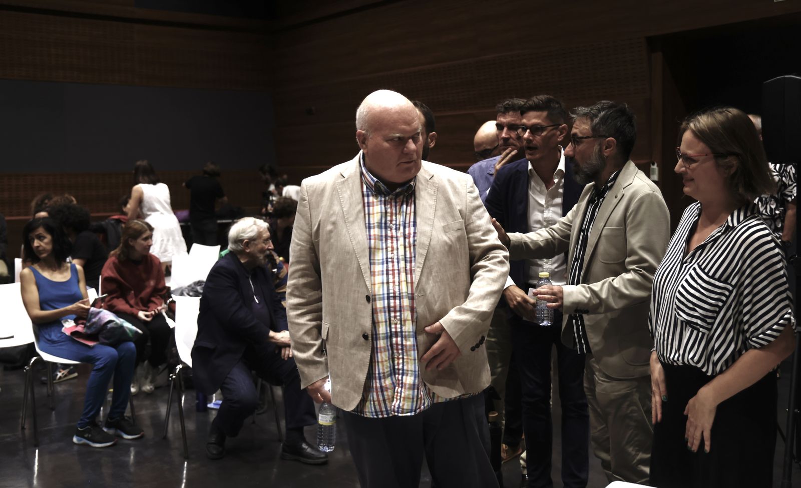 Declan Donnellan chasrla con Violeta Hernández.