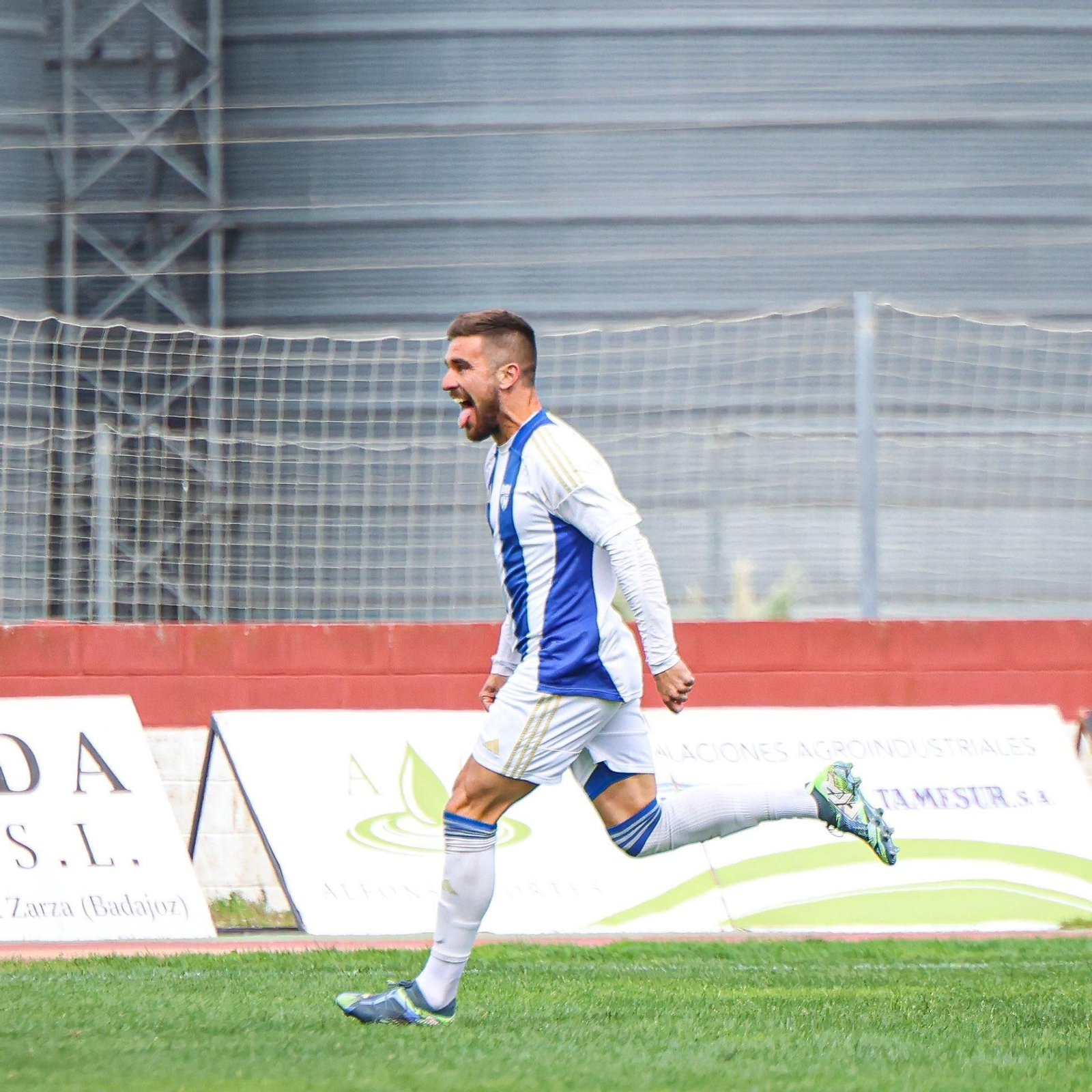 Francis Ferrón celebra el gol del triunfo contra el Don Benito.