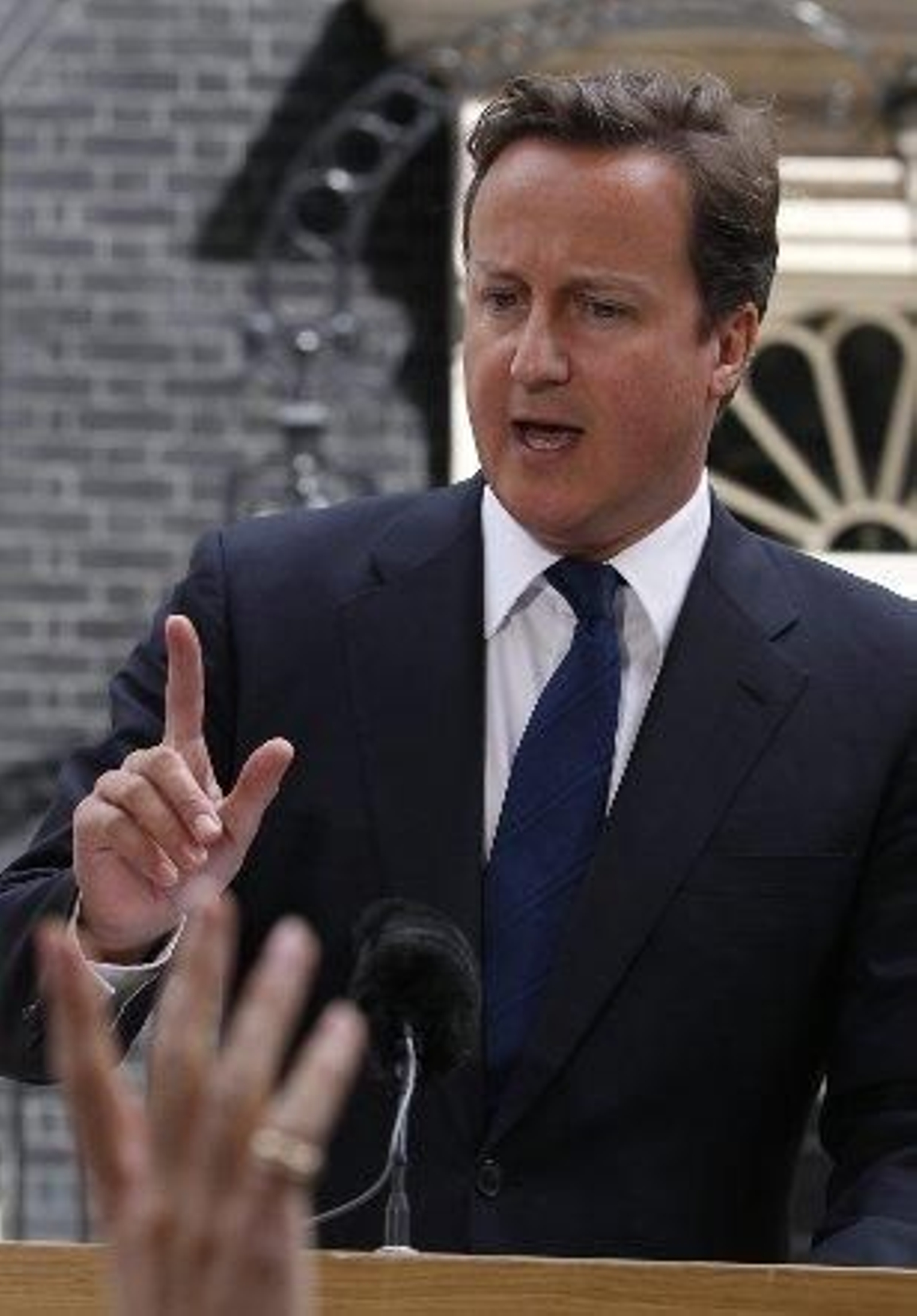 Cameron: "Vamos a identificar a todos los delincuentes foto a foto"