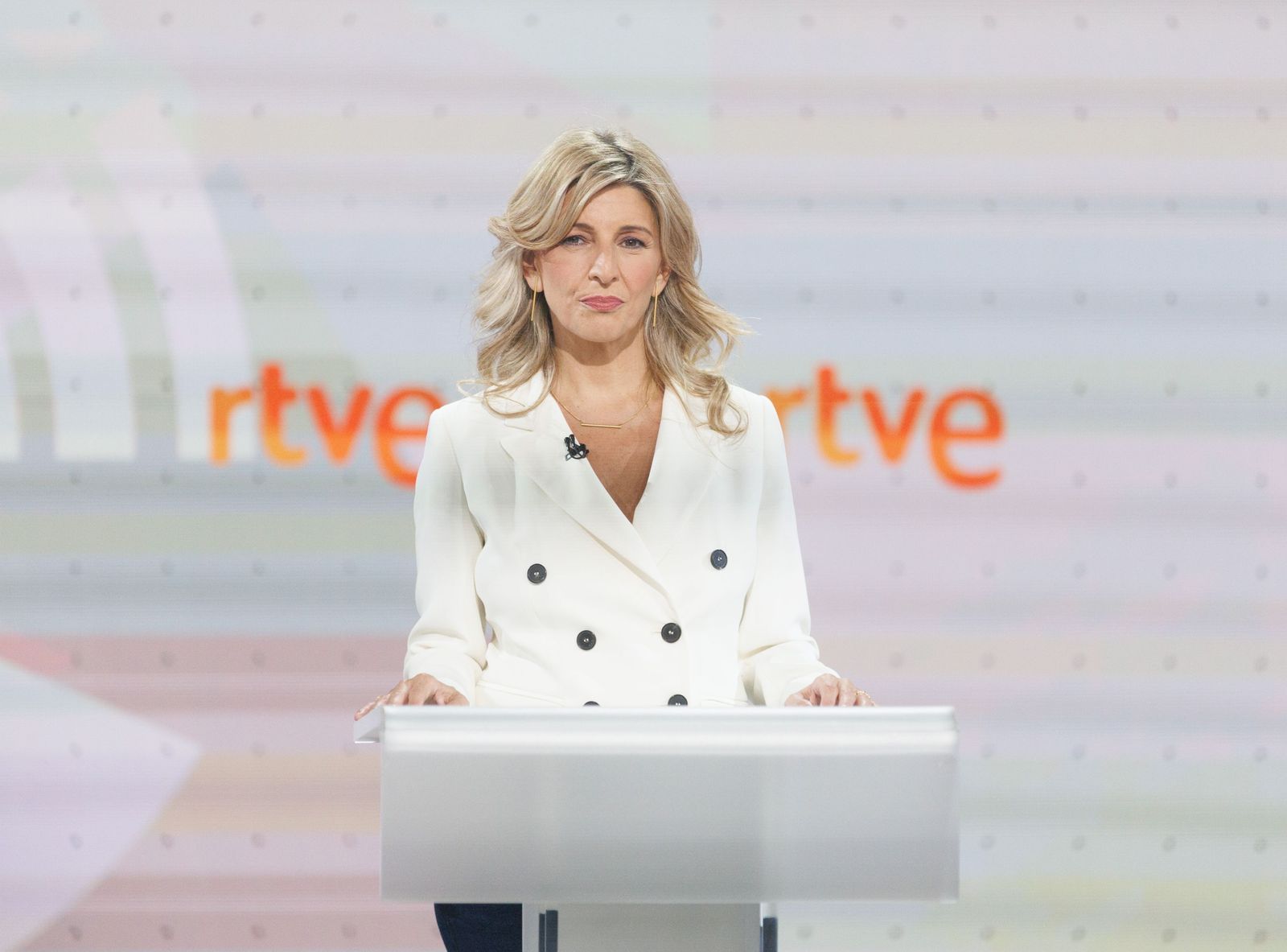 Yolanda Díaz, de blanco en el debate de RTVE de cara a las elecciones generales de julio.