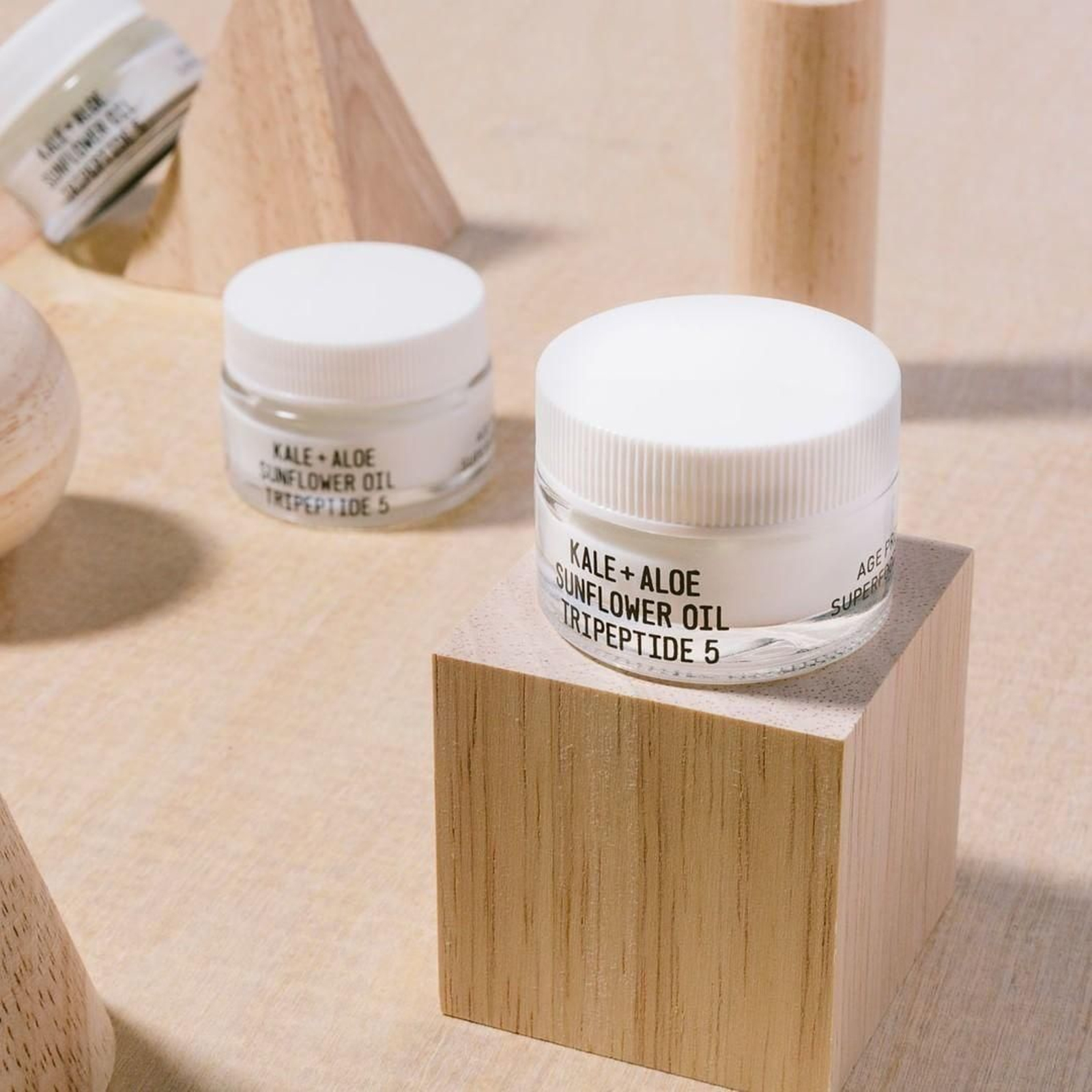 Crema de contorno de ojos de Youth to the People, con Kale, aloe, aceite de girasol y tripéptidos.