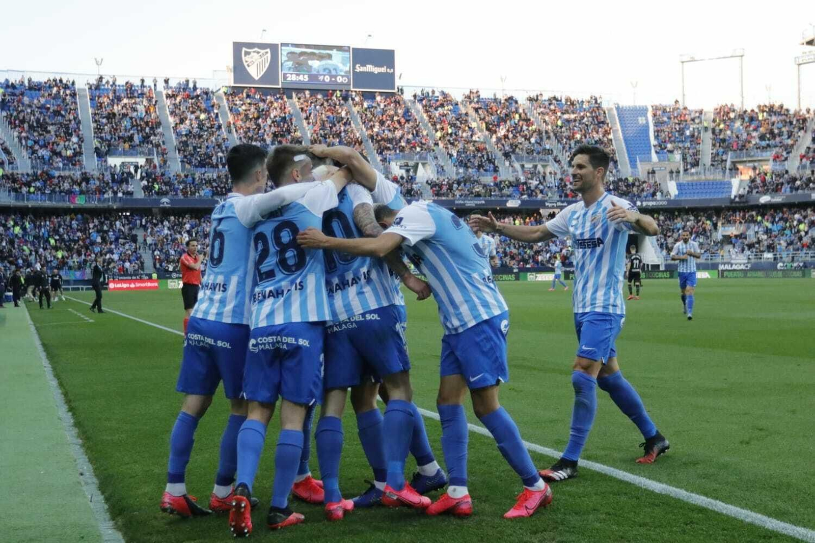 Los jugadores del Málaga celebran el gol de Tete Morente que abrió el marcador.
