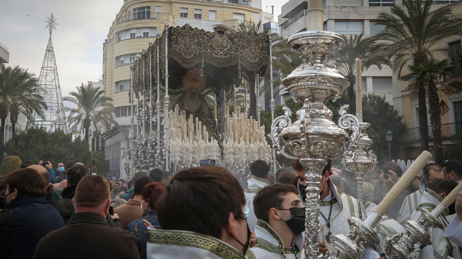 Gran ambiente cofrade en el traslado de la Virgen de la Esperanza a la Catedral