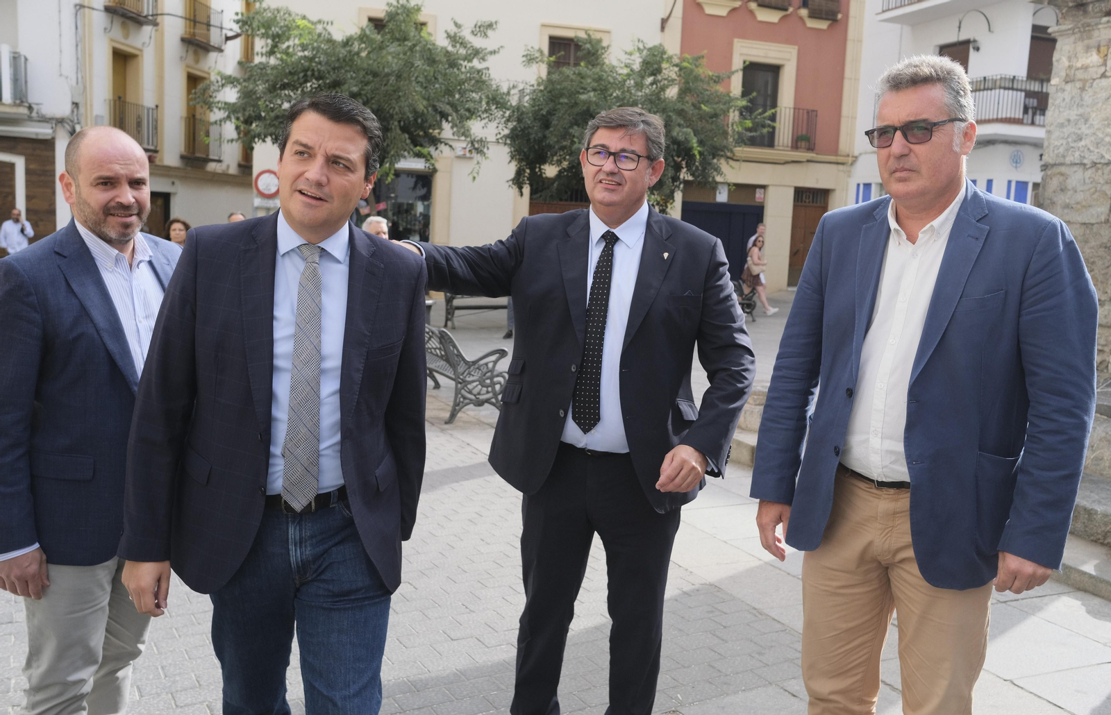 José María Bellido, Javier González Calvo y Manuel Torrejimeno se saludan antes del funeral.