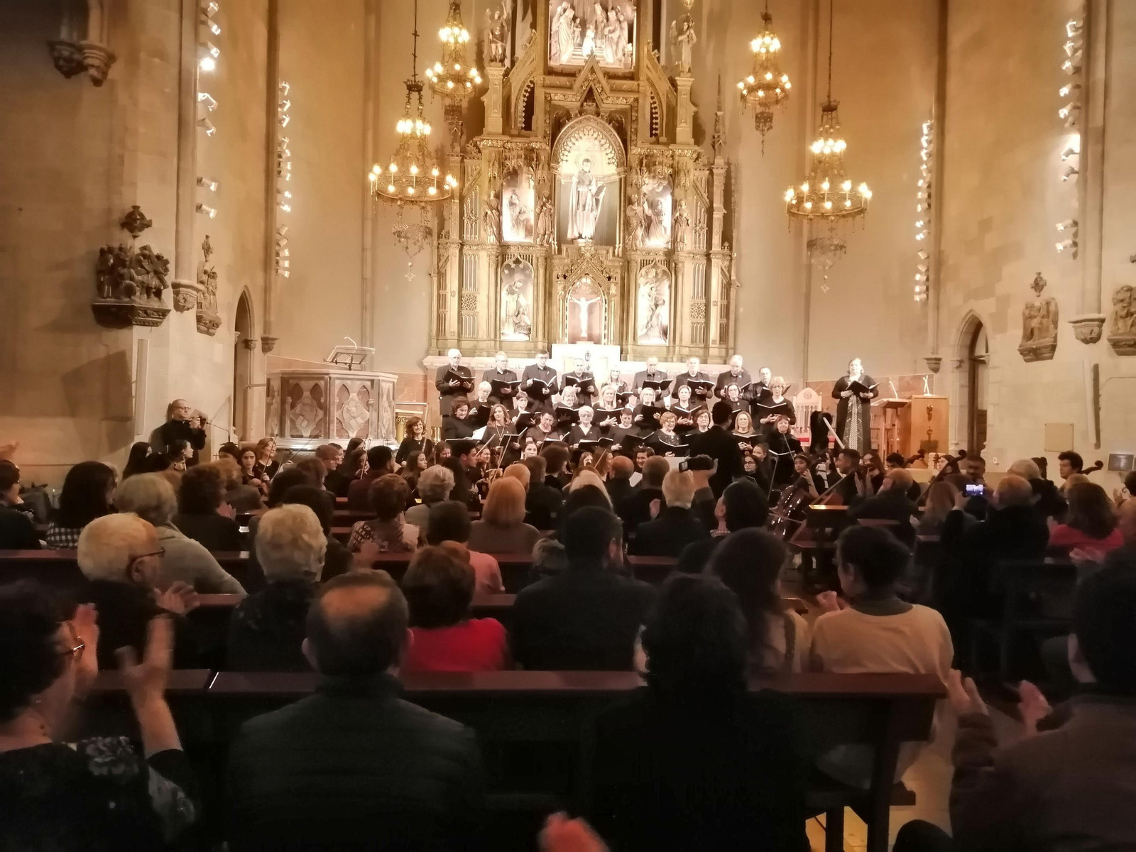 La Coral y la Joven Orquesta en la iglesia de San Raimundo de Peñafort en las Ramblas.