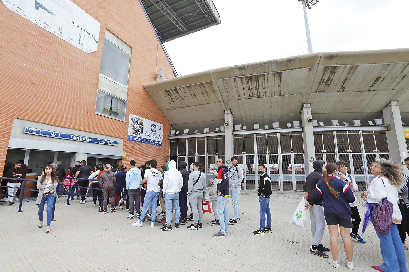 Largas colas para comprar las últimas entradas de la final del Recreativo de Huelva
