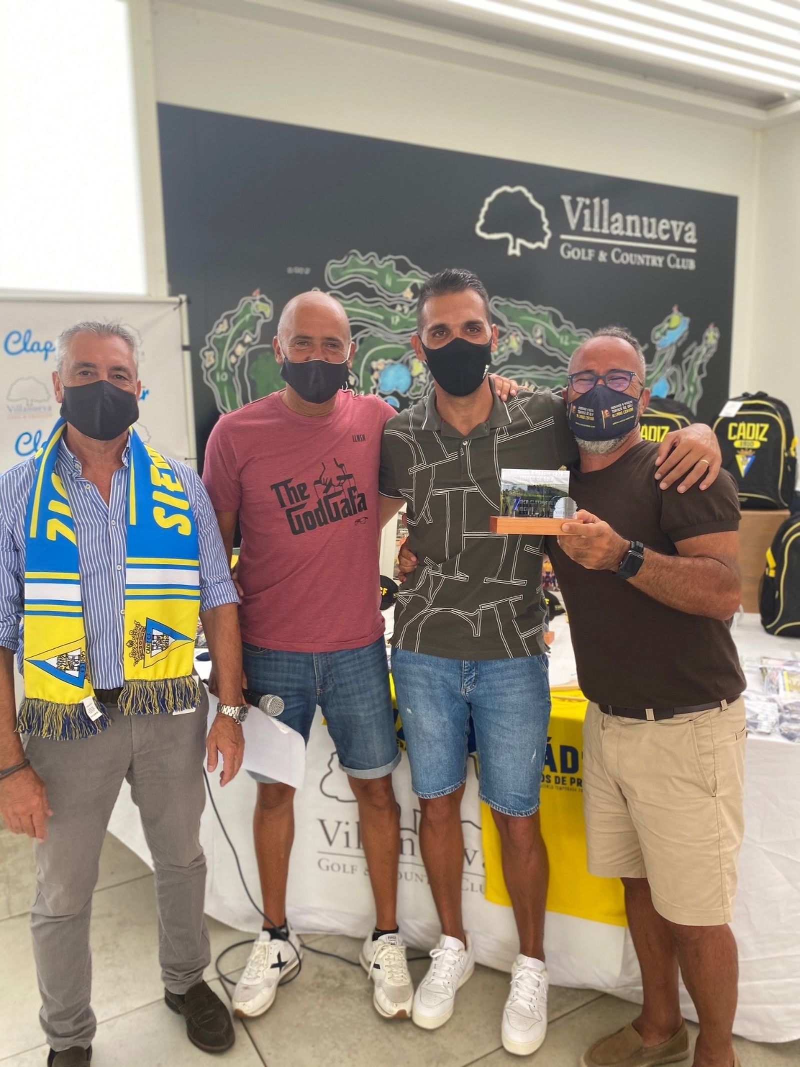 José Luis García, Santiago González y Roberto Perera entregan a Cervera el premio de ganador.