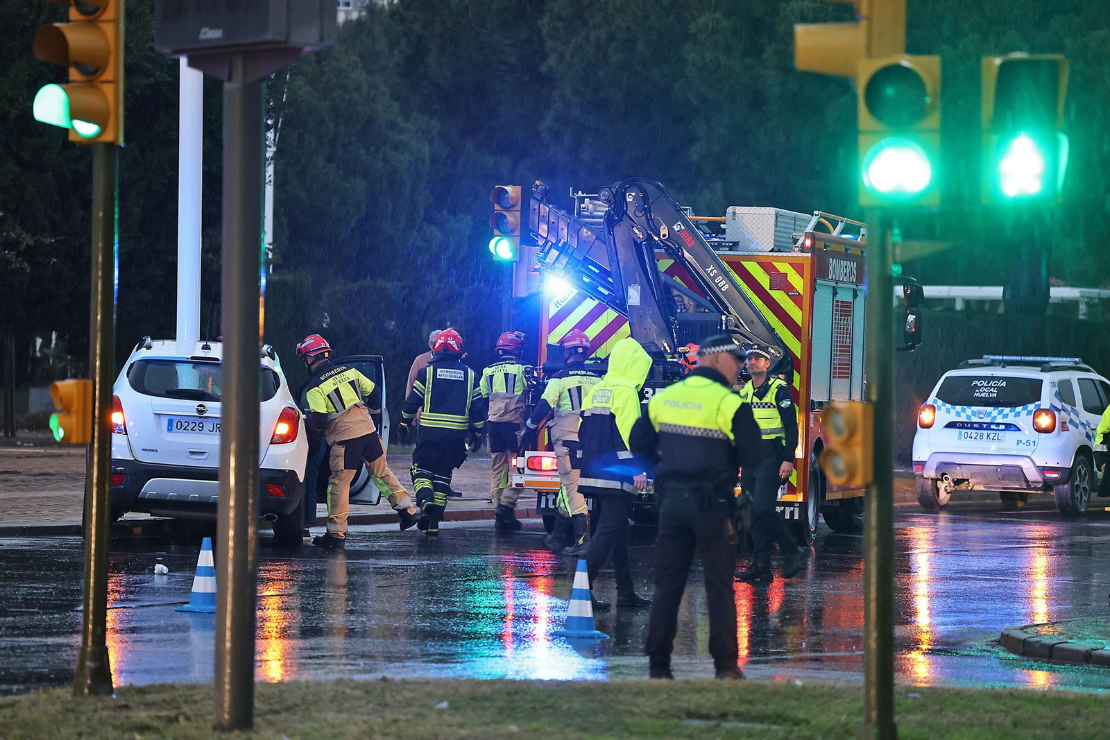 Las espectaculares imágenes del rescate de una persona en un accidente de tráfico en Huelva