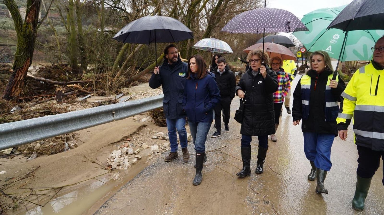 La consejera visita Benalúa de las Villas junto a la alcaldesa María Angustias Cámara; el delegado Antonio Granados; el delegado Antonio Ayllón; y la delegada Carmen Lidia Reyes.