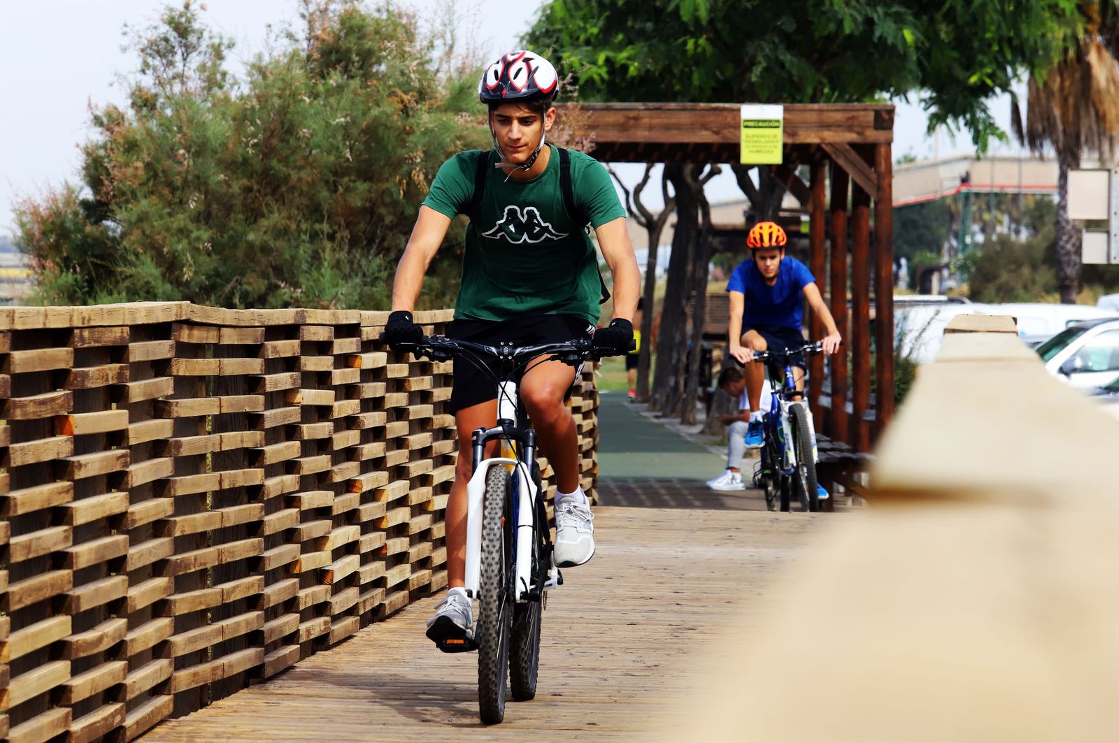 Ciclistas por carril bici en Huelva.