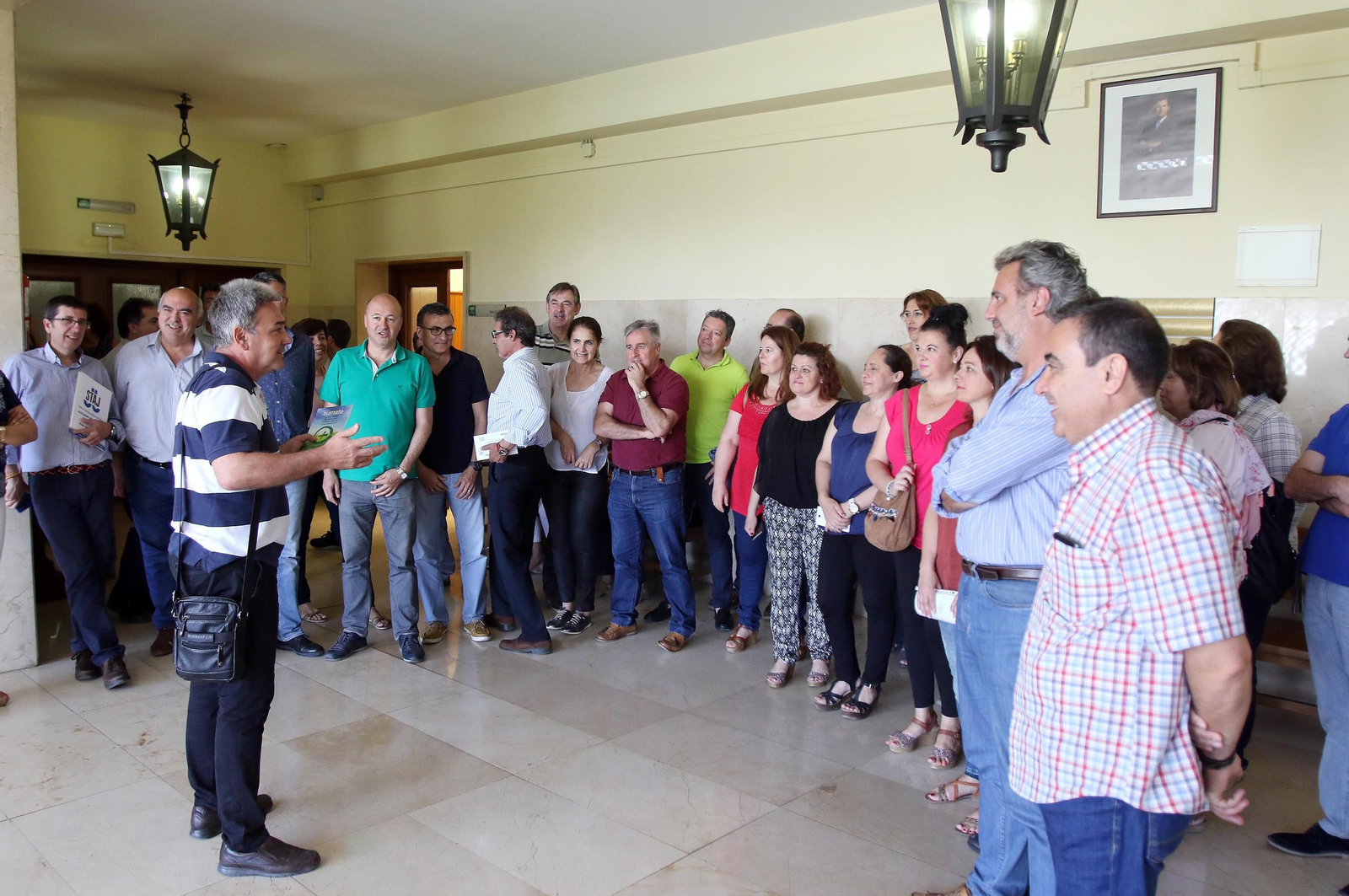 Antonio González se dirige a parte los trabajadores convocados antes de la asamblea.